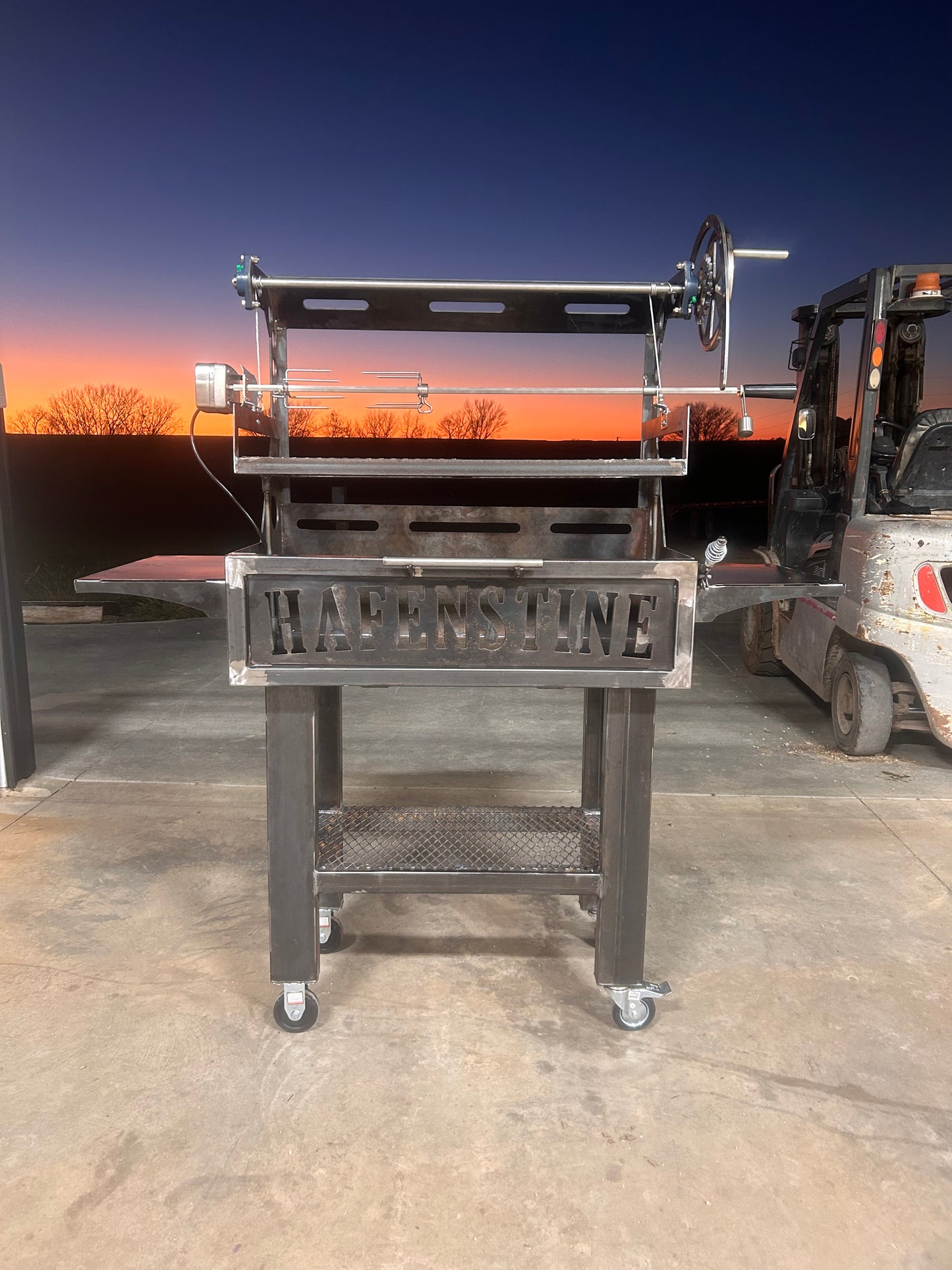 Metal stand with 'Hartline' branding on a reflective surface
